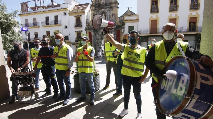 Protesta de la Policía Local este jueves ante el Ayuntamiento.