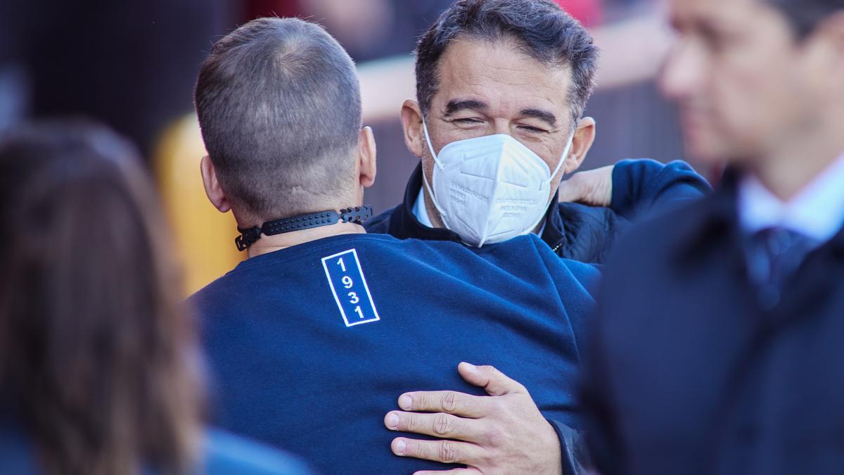 Luis García, técnico del Mallorca, abraza a Robert Moreno en los prolegómenos del partido.