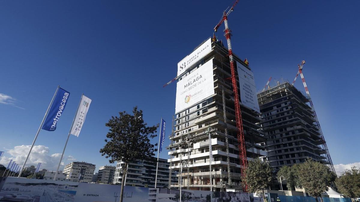 Dos de las tres Málaga Towers en Torre del Río. Detrás, la parcela a enajenar.