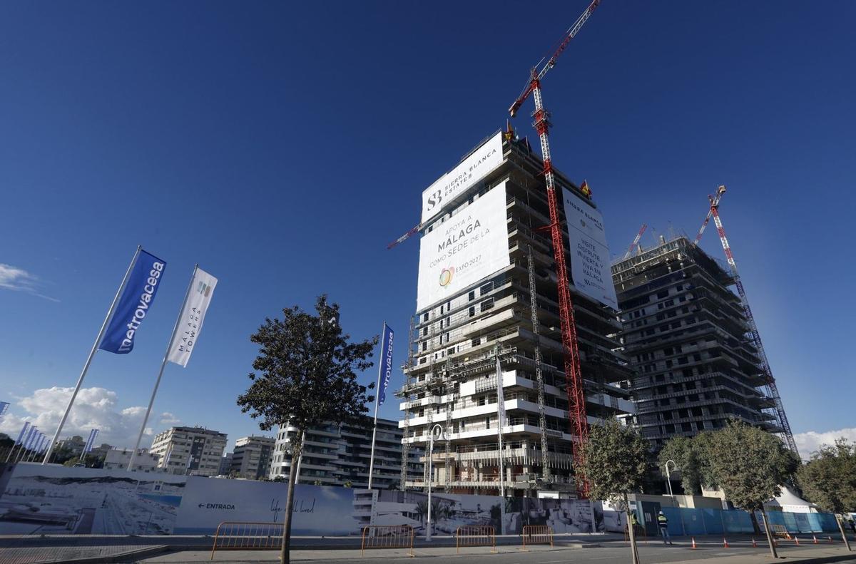 Dos de las tres Málaga Towers en Torre del Río. Detrás, la parcela a enajenar.