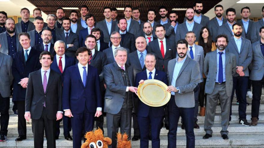 Los Hispanos posan en la sede del CSD con el ministro de deportes.