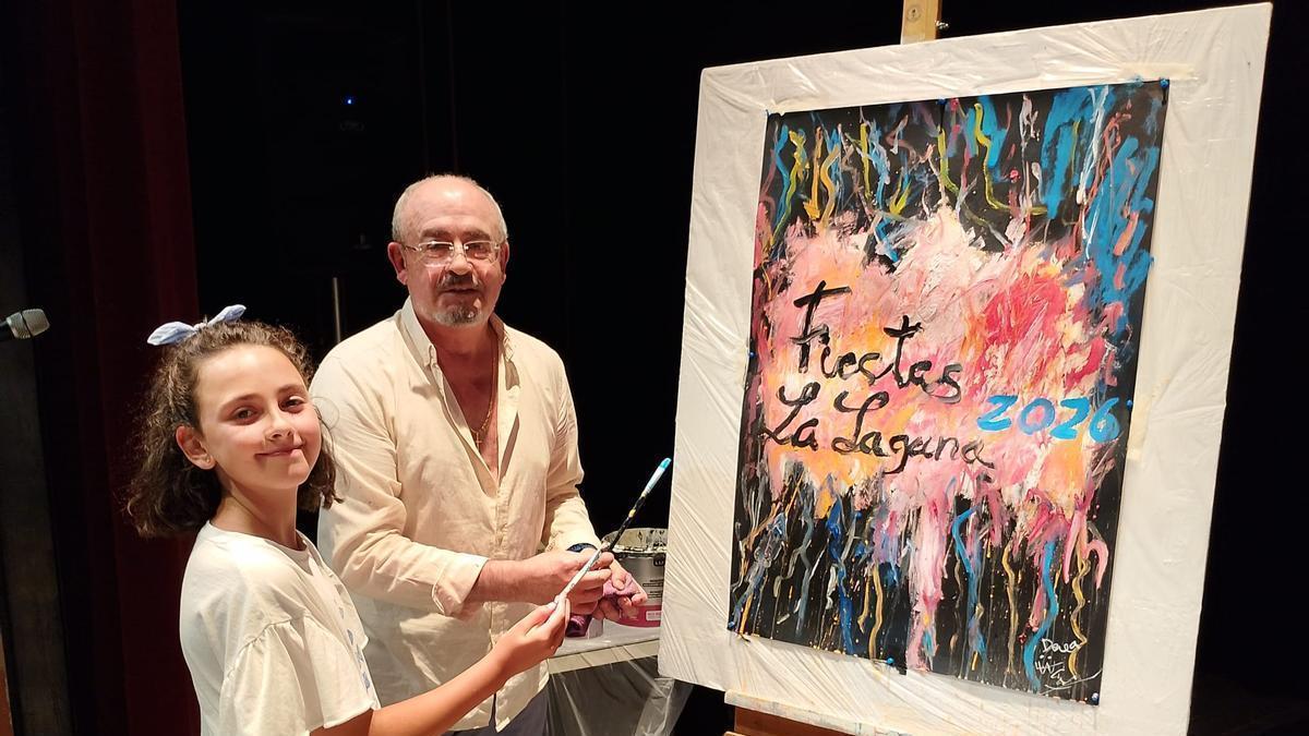 El pregonero, junto a su nieta Deva, junto al cuadro elaborado durante el acto inaugural de las fiestas.