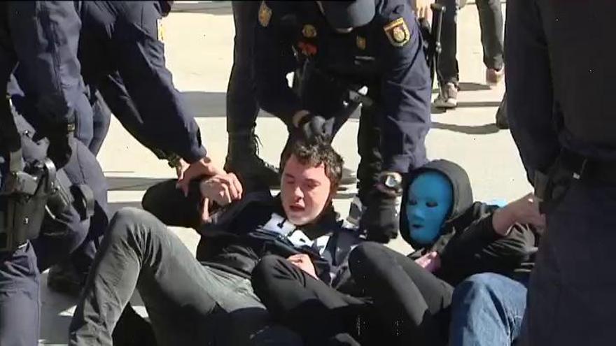 La Policía desaloja a un grupo de ultraderechistas