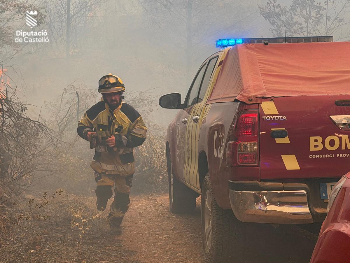El Consorcio de Bomberos de Castellón continúa trabajando en el incendio forestal de la Vall d'Uixó