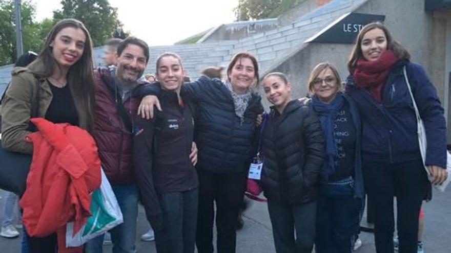 Montse Hugas, al mig, amb Laura Bechdejú i Nora Fernández i d&#039;altres tècnics del Salt Gimnàstic a París.