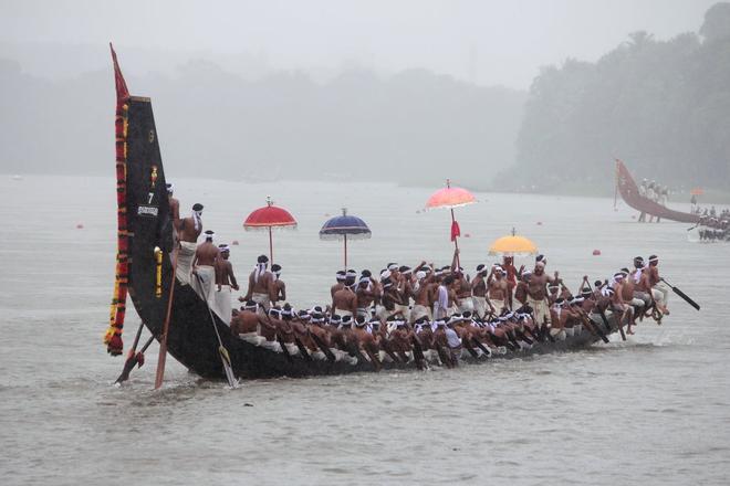 Regata barcos serpiente Kerala India