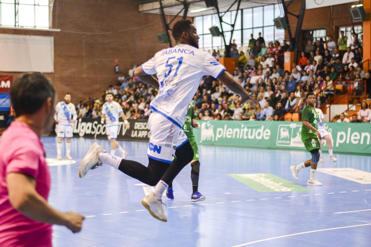 Una acción desde el extremo de Jenilson Monteiro en el partido de ayer en Cuenca.