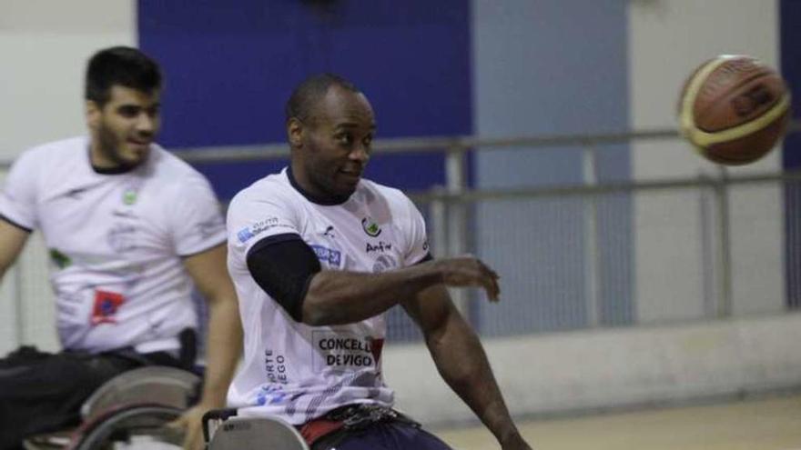 Lorenzo Envó, durante un entrenamiento del Amfiv. // J. Lores