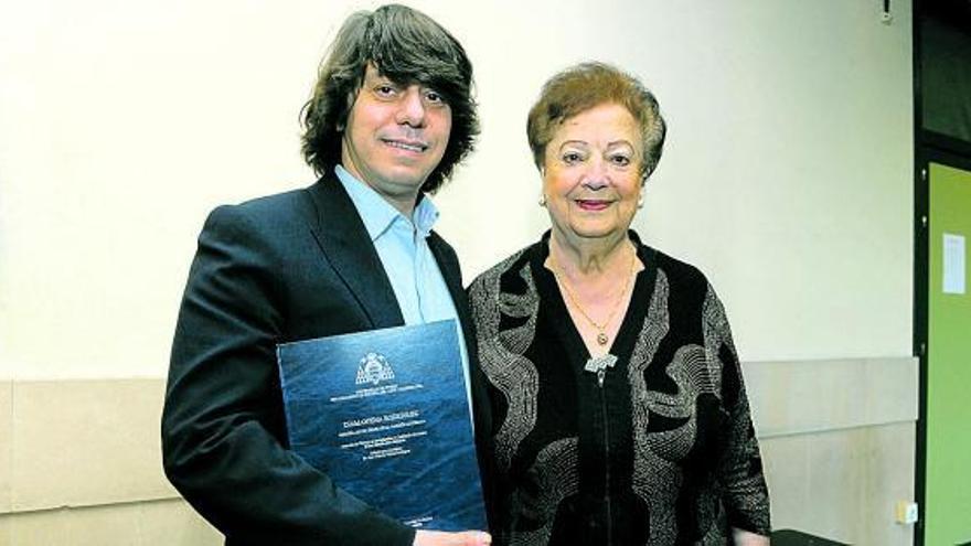 Xaime Arias, con su trabajo de investigación, junto a Diamantina Rodríguez.
