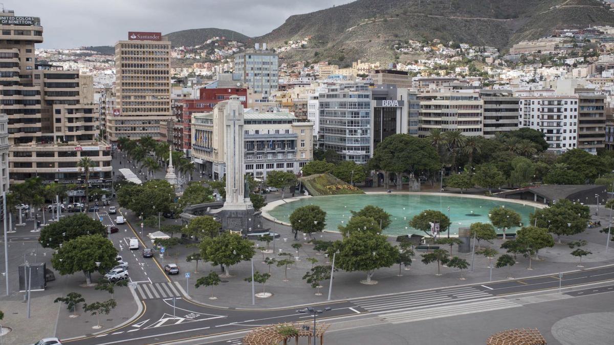 Lago de la plaza de España y la plaza de la Candelaria, en la avenida marítima de Santa Cruz de Tenerife.
