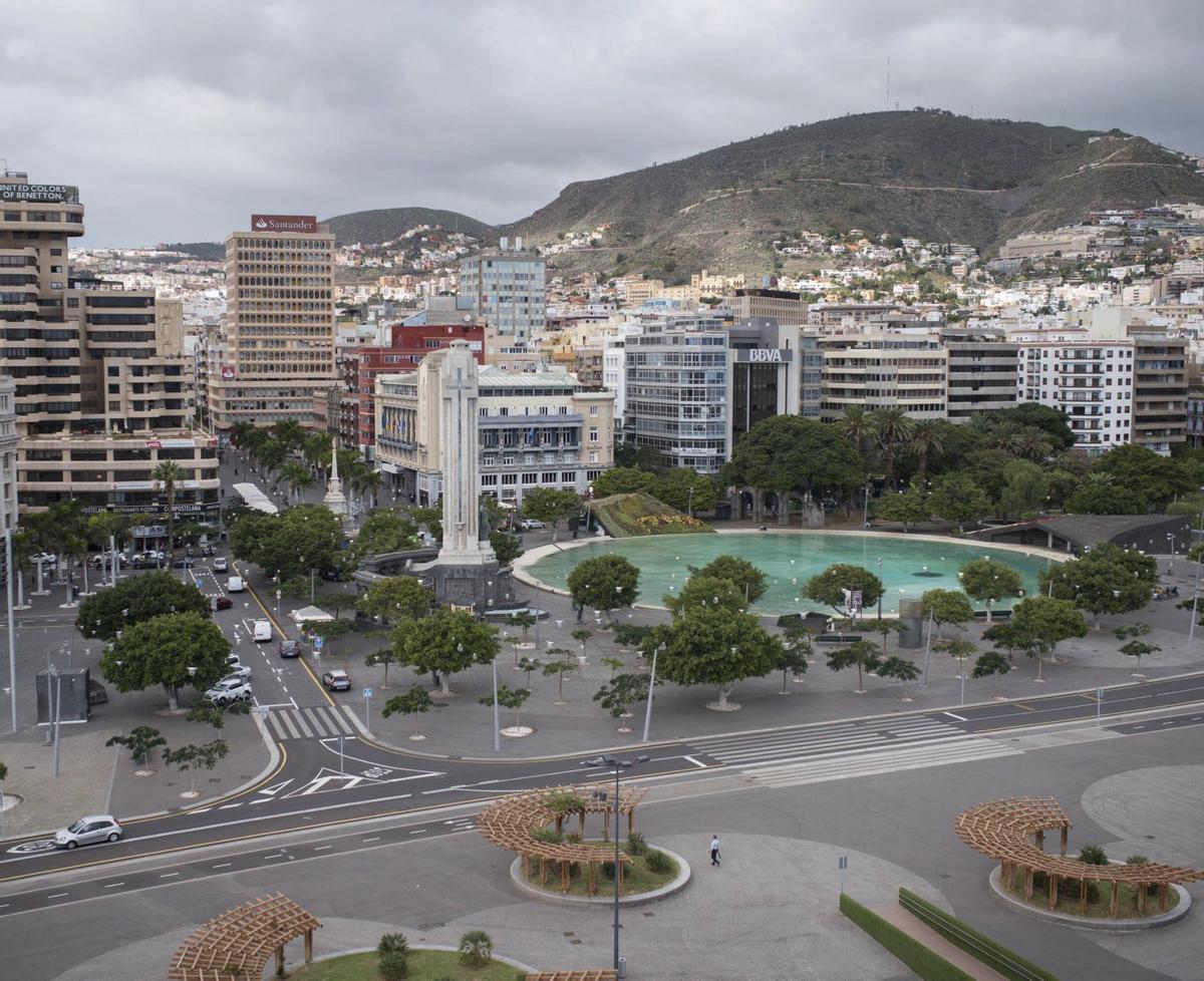 Lago de la plaza de España y la plaza de la Candelaria, en la avenida marítima de Santa Cruz de Tenerife. | E. D.