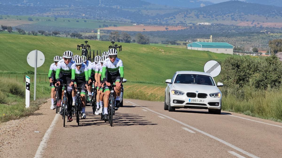 Ciclistas del Extremadura Pebetero durante un entrenamiento.