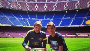 Tito Vilanova y su hijo, Adrià Vilanova, en una foto subida a Twitter con el mensaje Muchas gracias a todos por los ánimos, este partido lo sacaremos adelante una vez más. Seny , Pit i Collons