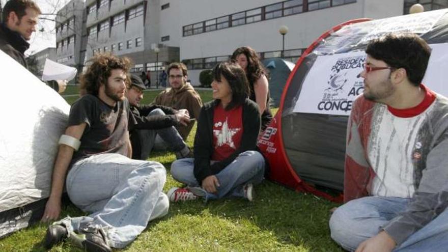 Un grupo de estudiantes, durante una protesta para exigir la construcción de la residencia. / eduardo vicente