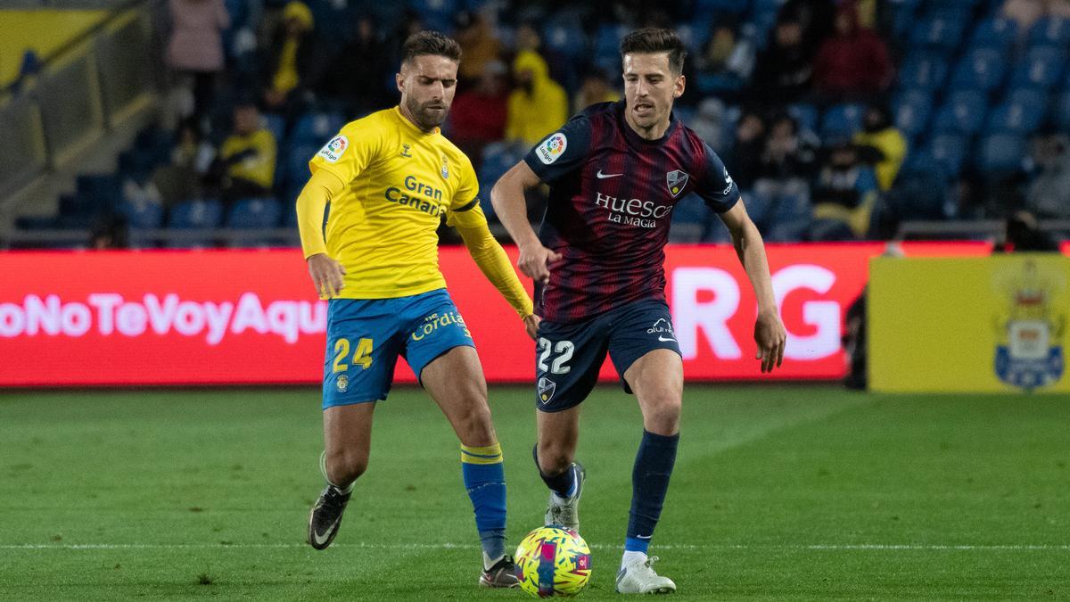 Pejiño y Juan Carlos pugnan por el balón durante el partido de este sábado.