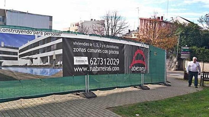 Valla de obra en un solar de un edificio en construcción en Perillo (Oleiros).