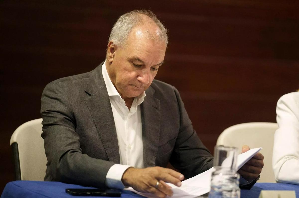 El líder de NC-Bc, Luis Campos, analiza el contenido del borrador del 'decreto Canarias' el pasado mes de noviembre