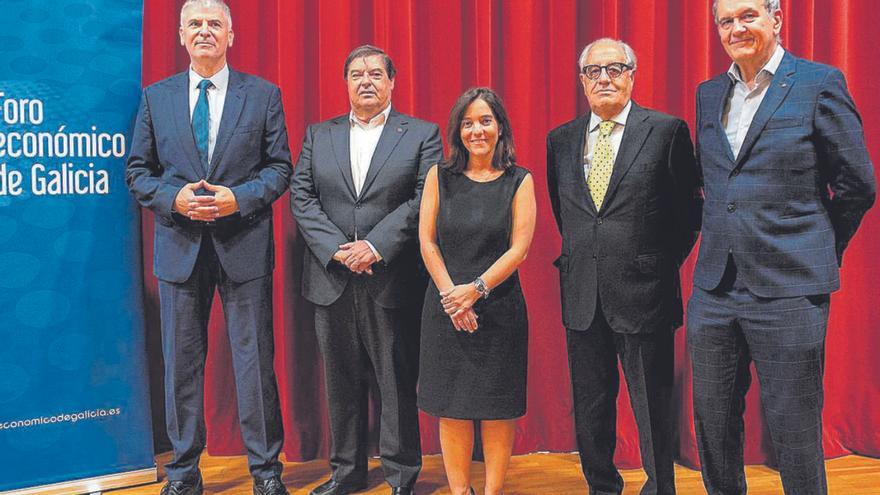 Los intervinientes ayer en la presentación del Anuario del Foro Económico