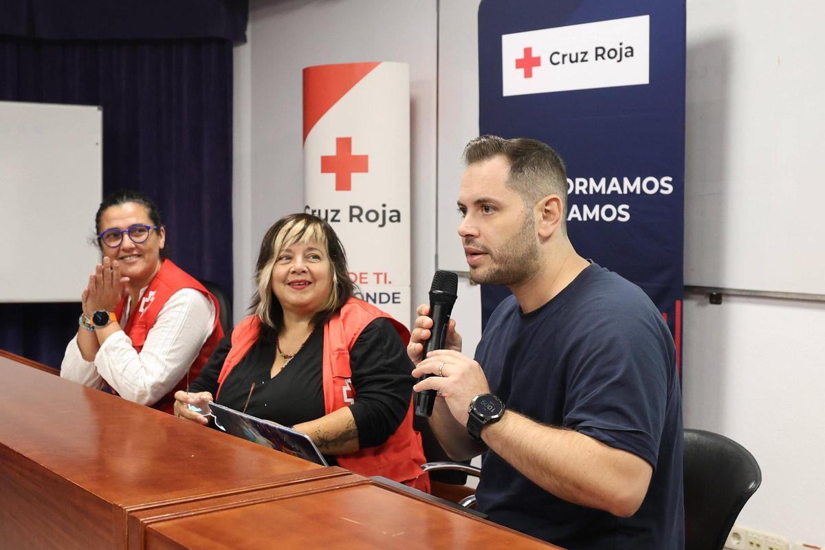 Alfonso López presenta el censo de sinhogarismo en Ibiza, junto a Silvana Carrillo y Mery Castaño, en el auditorio de la Escuela de Turismo.