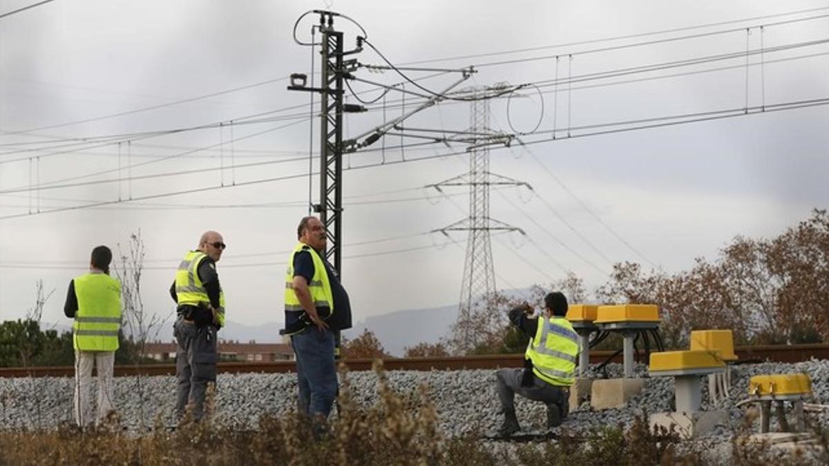 Miembros de seguridad de Renfe y Adif inspeccionan uno de los tramos afectados por el robo de cable en la línea R-8 de Rodalies, el pasado 15 de diciembre.