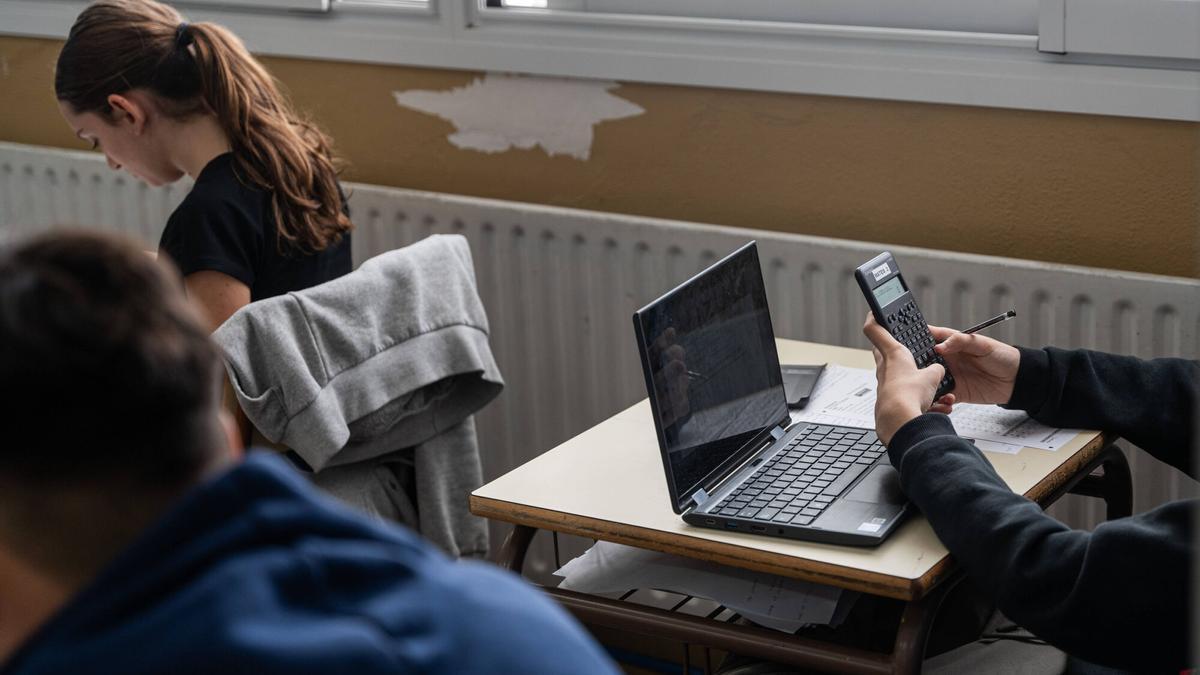 Barcelona. 10/04/2025. Sociedad. Los alumnos de 4o de la ESO del Institut Teresa Pàmies empiezan las competencias básicas. AUTOR: Marc Asensio Barcelona, Catalunya, España, Institut Teresa Pàmies, educación, alumnos, competencias básicas, aptitud, nivel, instituto, jóvenes, Educación Secundaria Obligatoria