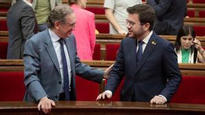 El conseller de Economia, Jaume Giró, y el president de la Generalitat, Pere Aragonès, en el hemiciclo del Parlament.