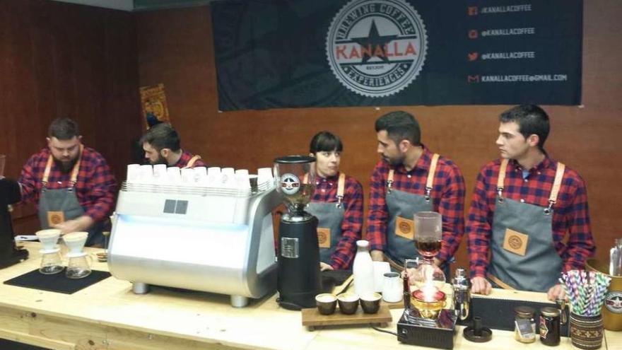 Diego Campos y otros baristas del proyecto Kanalla, ayer, en el Mercado de Abastos de Santiago.