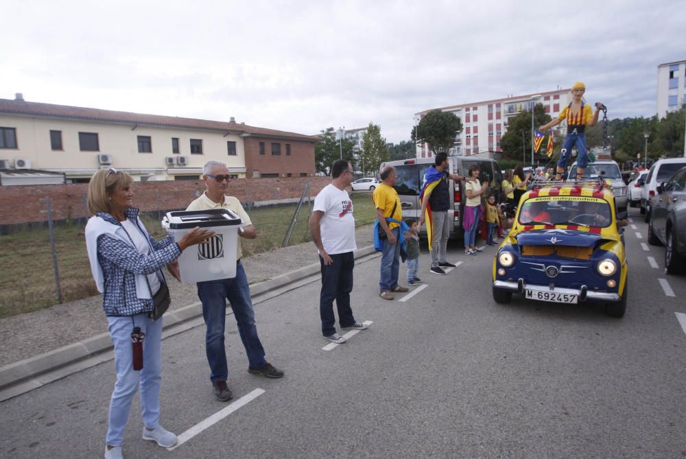 Milers de persones en la cadena humana de Sant Julià de Ramis a Aiguaviva per commemorar l'1-O