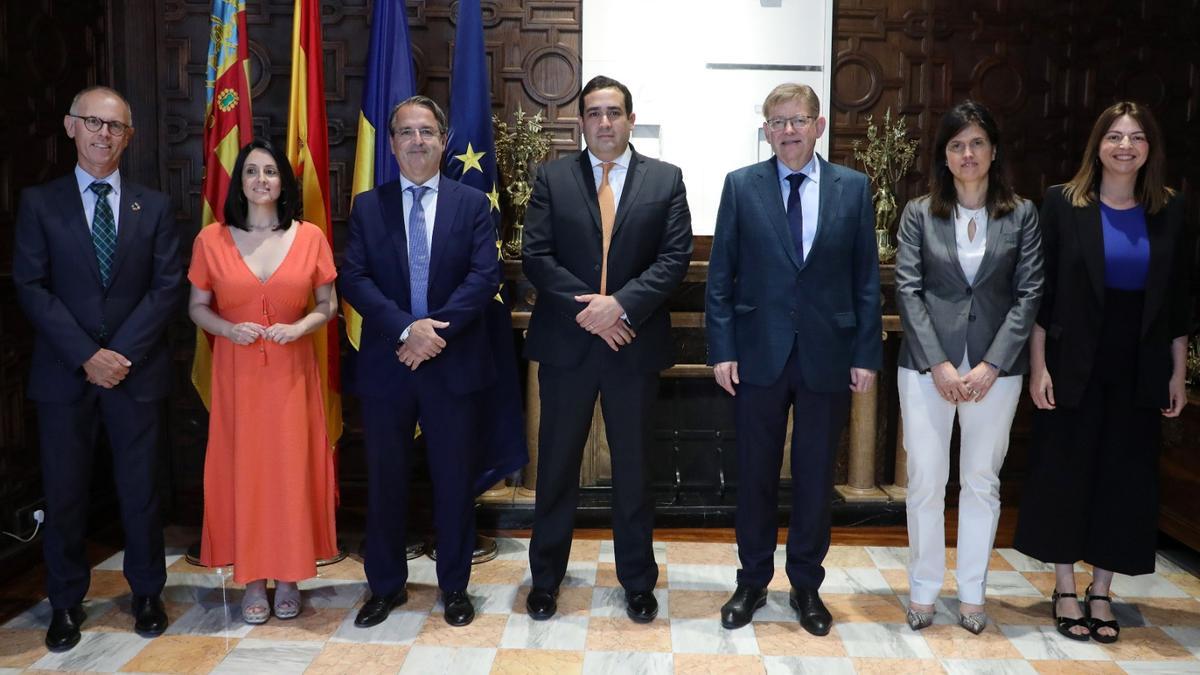 Andrés Guevara y Ximo Puig, junto a otros altos cargos del Consell y bp, en el Palau.