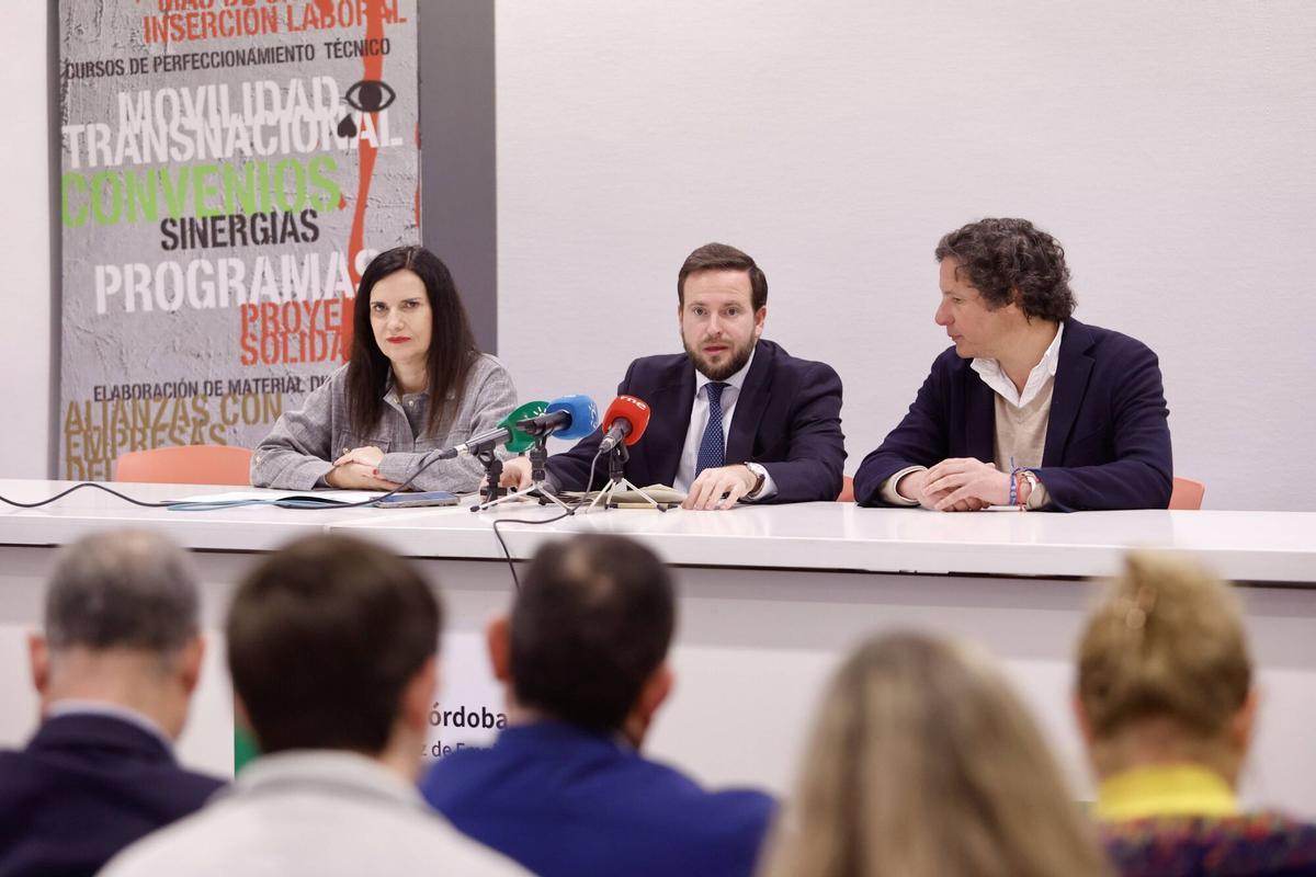 Autoridades en la presentación del CARE en Córdoba.