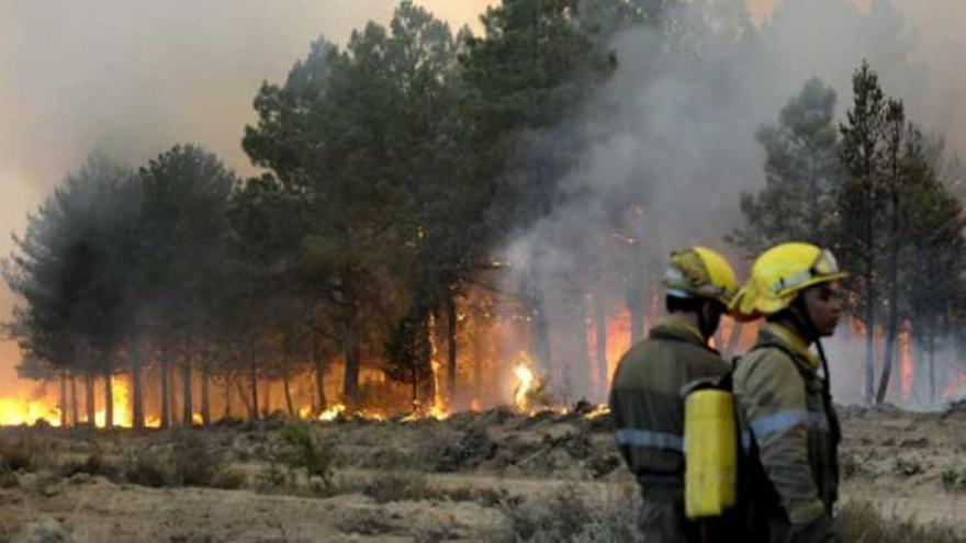 El incendio de Castrocontrigo ya ha calcinado más de 8.000 hectareas
