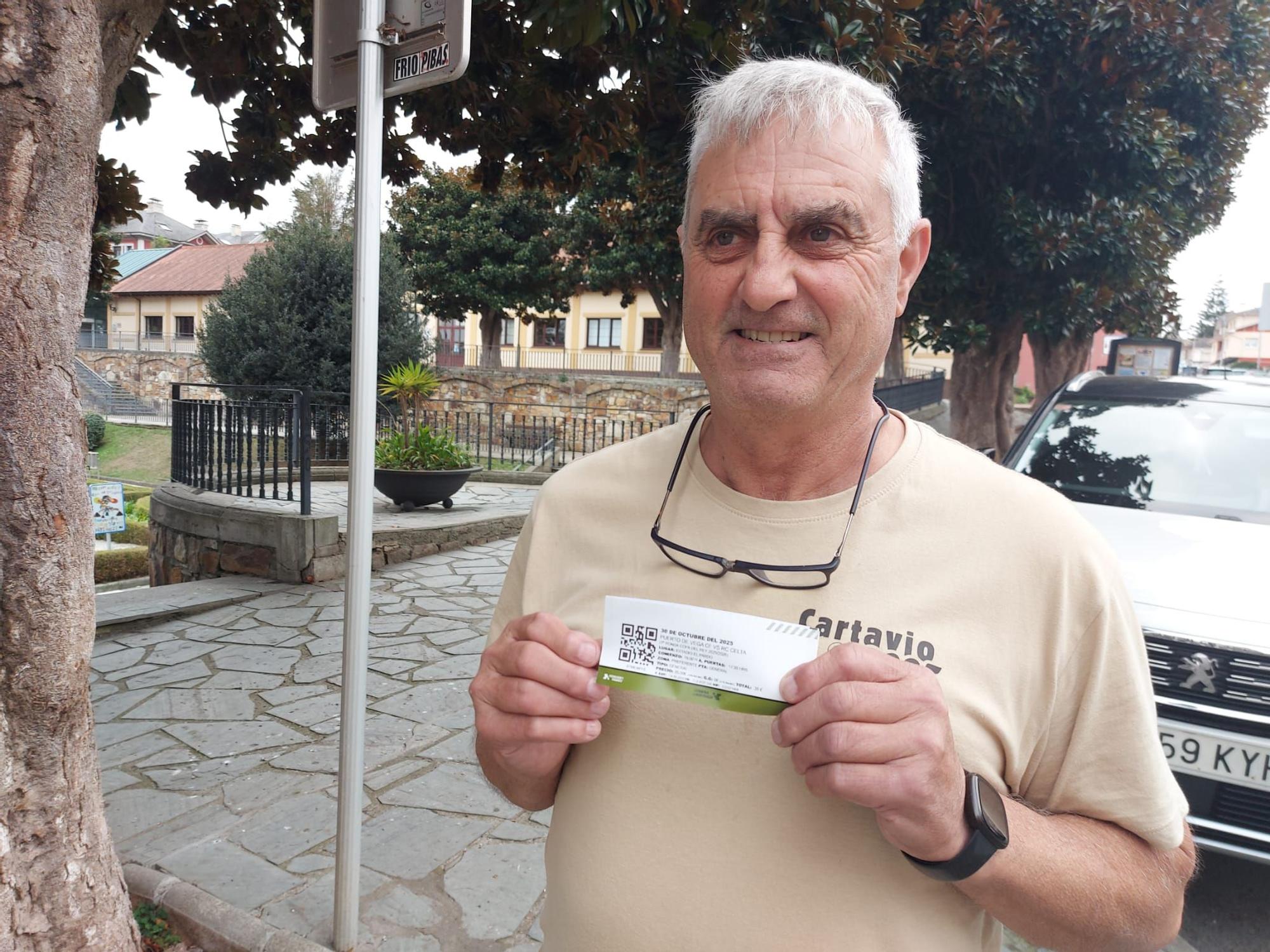 En imágenes: Colas en Puerto de Vega para conseguir una entrada para el partido de la Copa del Rey