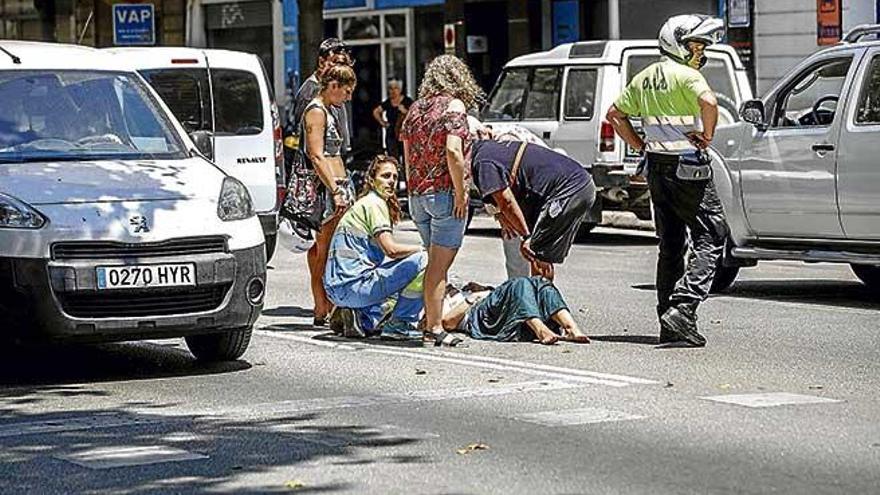 Mujer atropellada, ayer, por una moto en la calle 31 de Diciembre de Palma.