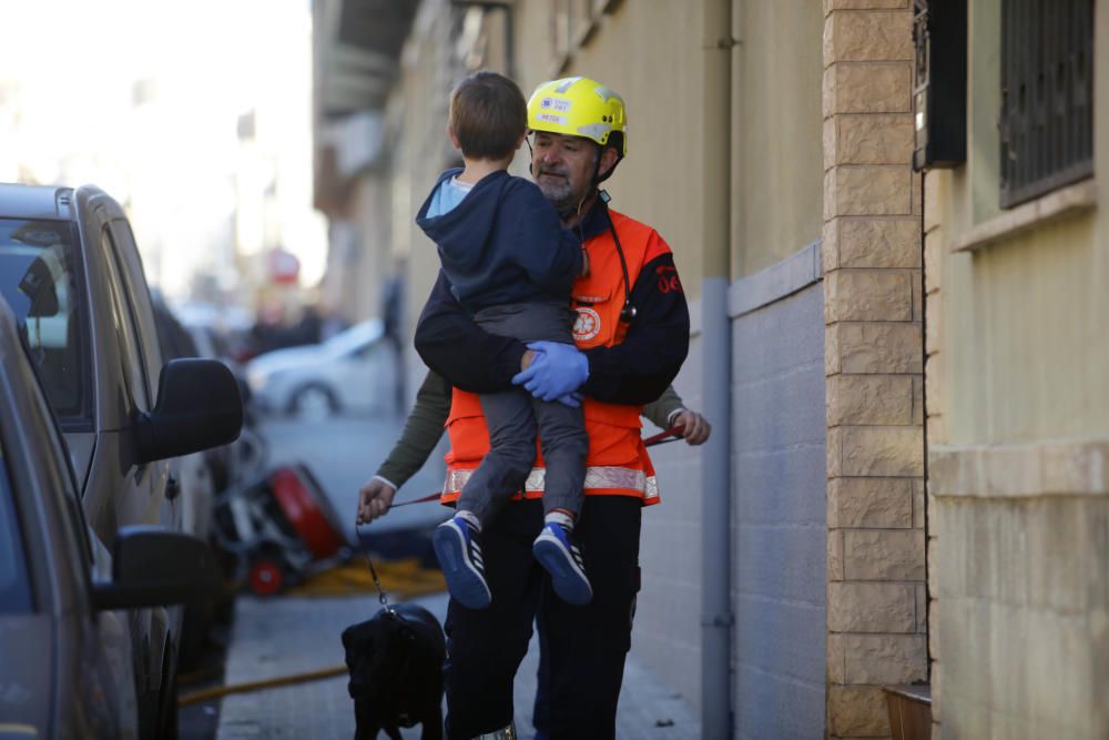 Un intoxicado y 30 desalojados por un incendio en un piso en Palma