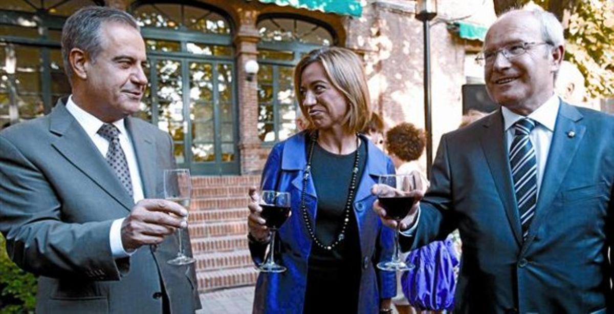 Els ministres Corbacho i Chacón brinden amb Montilla, ahir a Madrid.