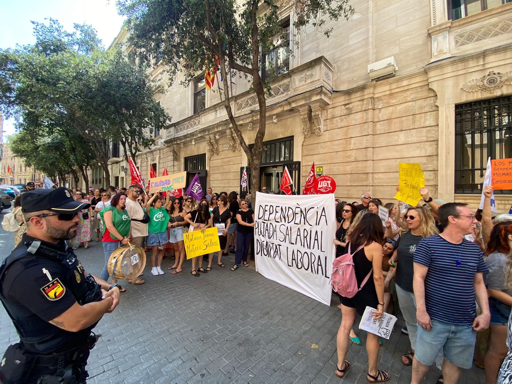 Nueva protesta de los educadores de es Pinaret para pedir mejoras económicas