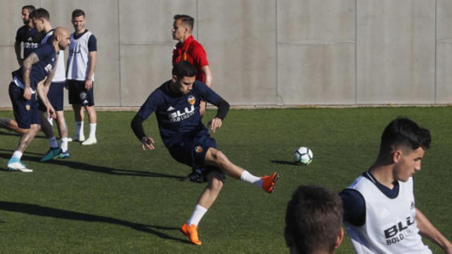 El Valencia ha entrenado en la ciudad deportiva de Paterna.