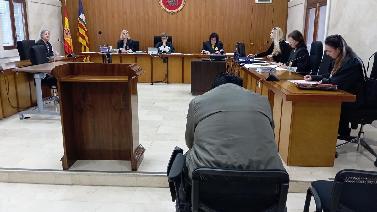 El hombre condenado, hoy durante el juicio en la Audiencia Provincial.