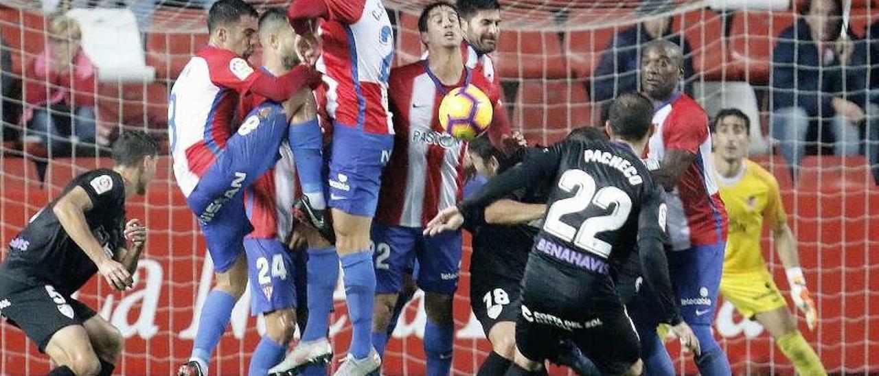 Pacheco bota una falta contra la meta del Sporting defendida por Mariño.