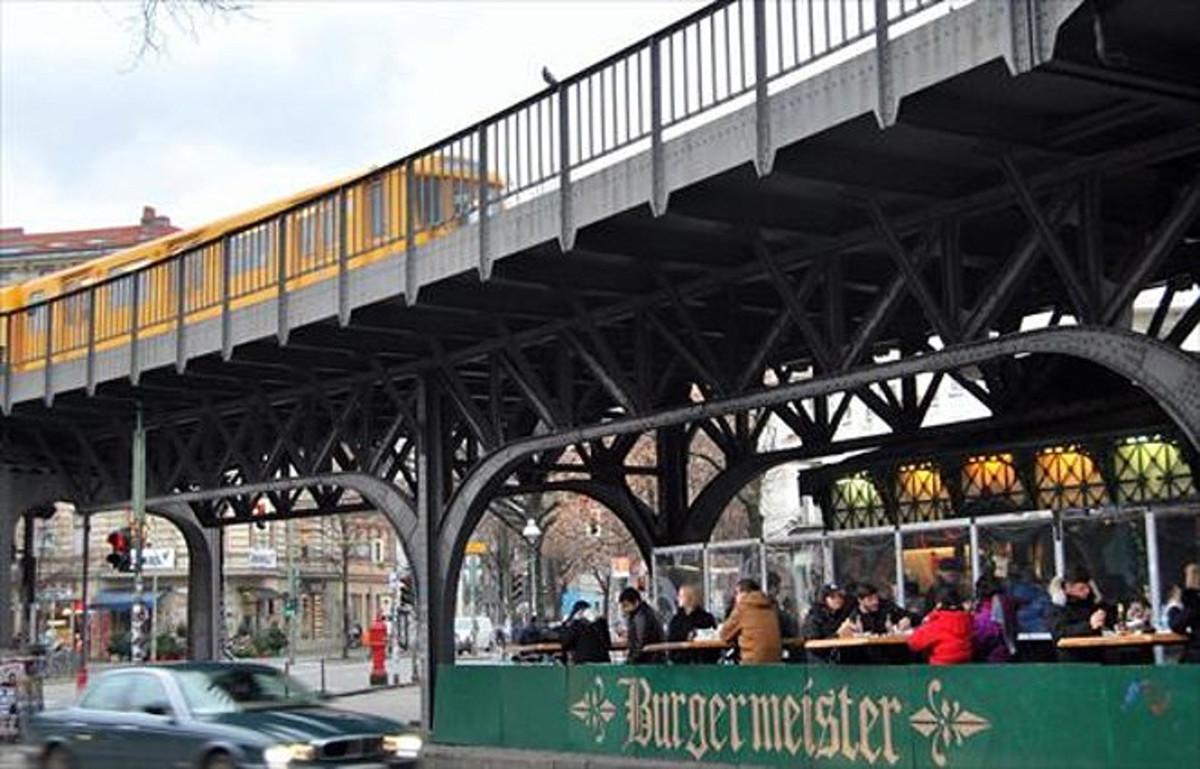 El Burgermeister ha fet de la seva particular ubicació i del seu greixós menú les claus d’un èxit inesperat: llargues cues de berlinesos esperen per aconseguir taula.