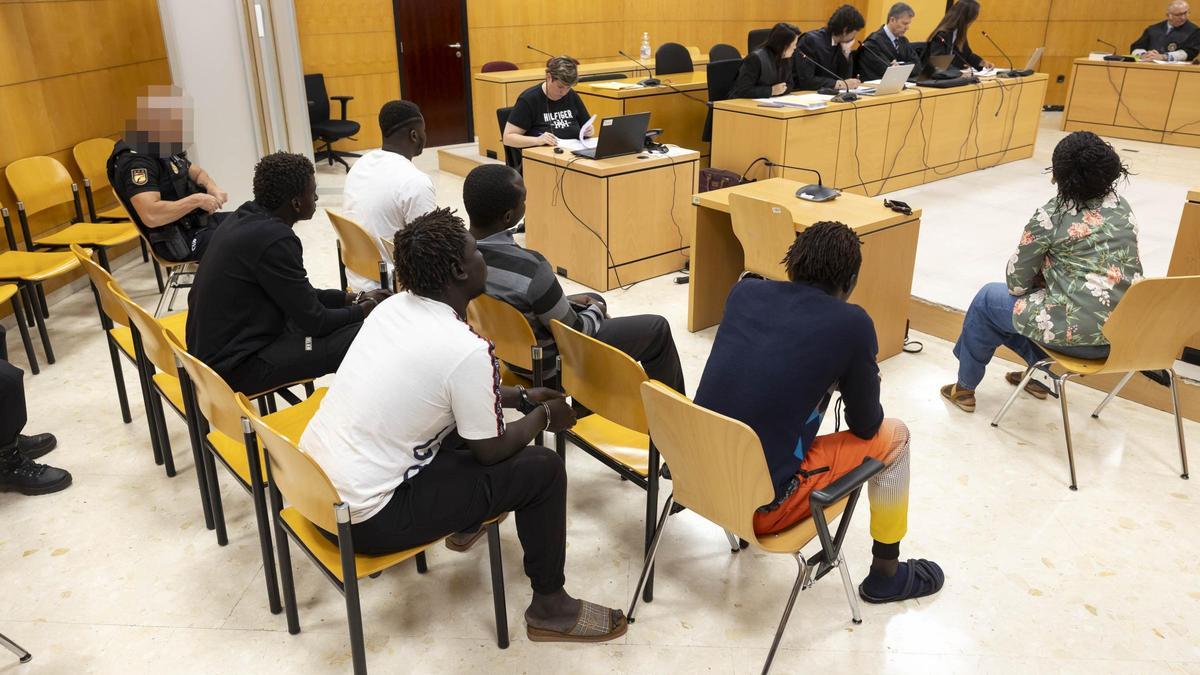 Los cinco acusados, junto a la intérprete, en el juicio celebrado este lunes en la Audiencia Provincial.