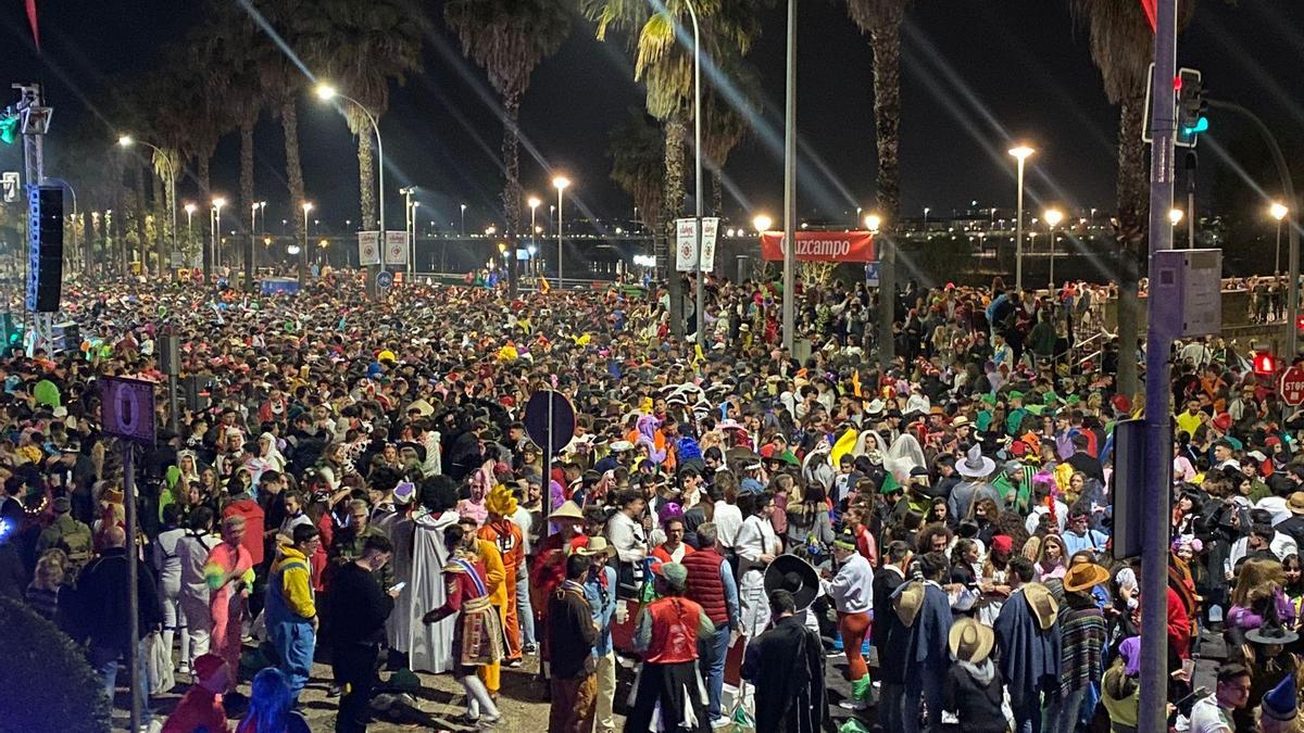 El entorno de puerta de Palmas abarrotado de público la noche del sábado de Carnaval.