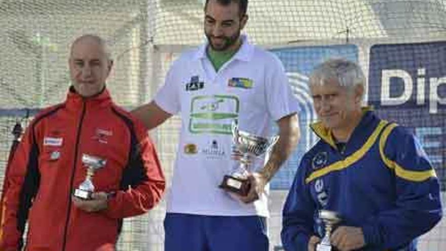 Carlos Vega, que sigue sancionado como palista, recogió el premio al primer club.