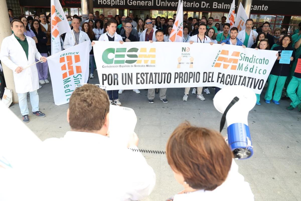 Concentración con motivo de la nueva huelga de médicos ante el Hospital General de Alicante