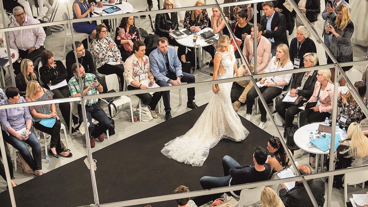 Una modelo desfila con un vestido de novia en la pasada edición de la feria nupcial