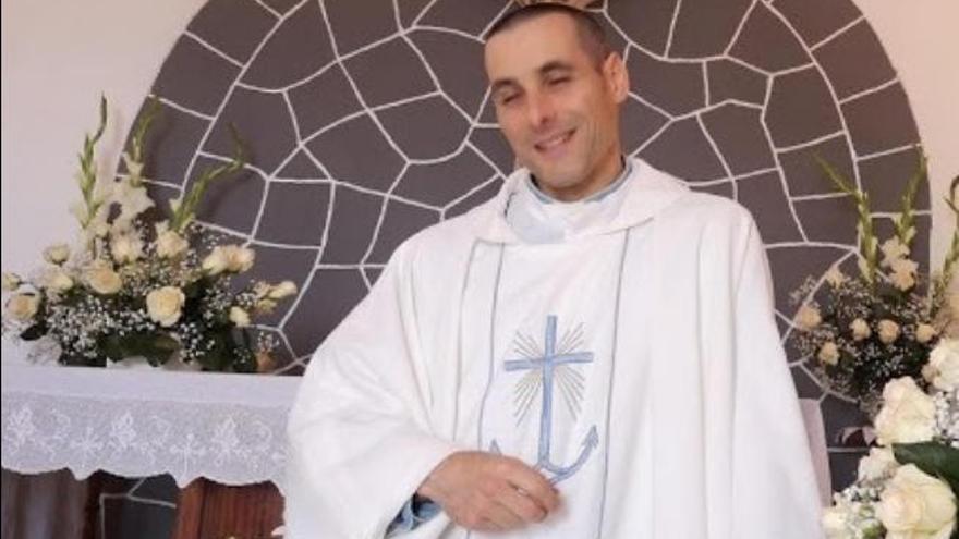 Rubén Galledo se queda en Barlovento, según anunció el sacerdote a los fieles.