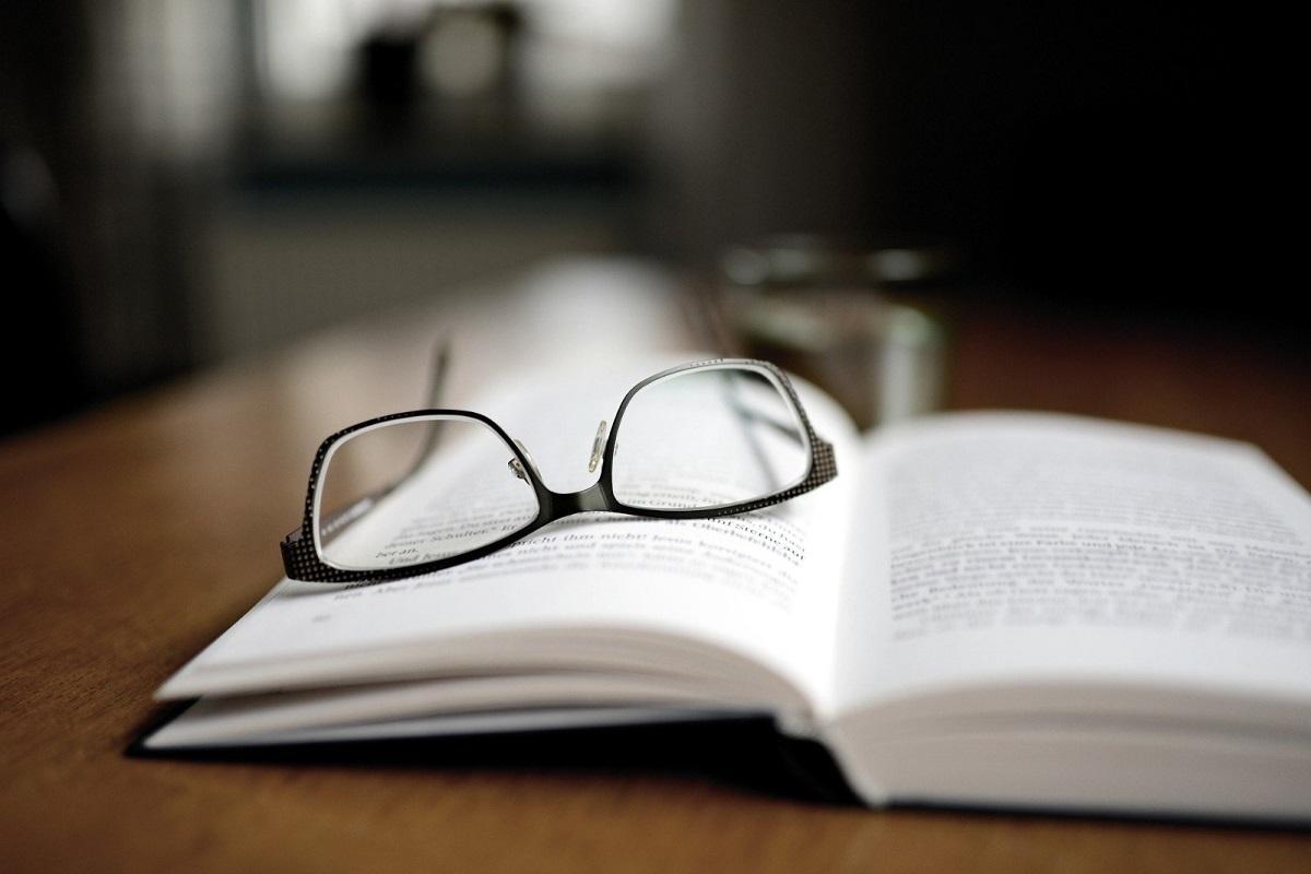 ¿Te gusta leer? Estos consejos de los ópticos pueden ayudarte a cuidar tus ojos durante la lectura