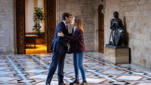 El president de la Generalitat, Salvador Illa, y la líder de los Comuns, Jéssica Albiach, en el Palau de la Generalitat.