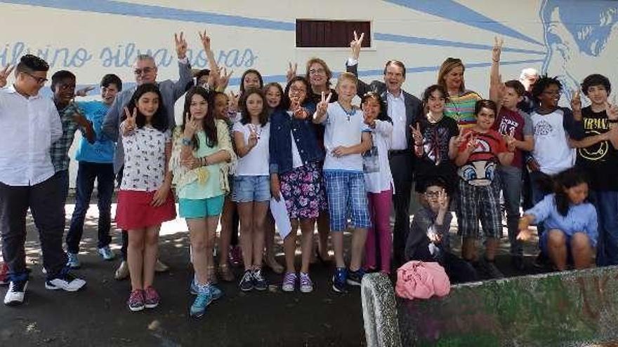 Caballero y Silva con alumnos y profesores junto al mural. // FdV