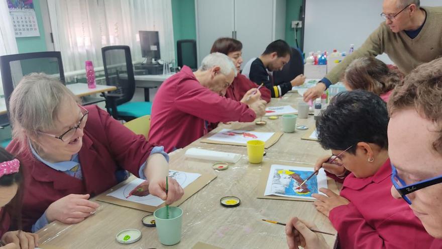 Los usuarios de Adispaz realizan un taller de pintura guiado por José Antonio Ripa.  | SERVICIO ESPECIAL